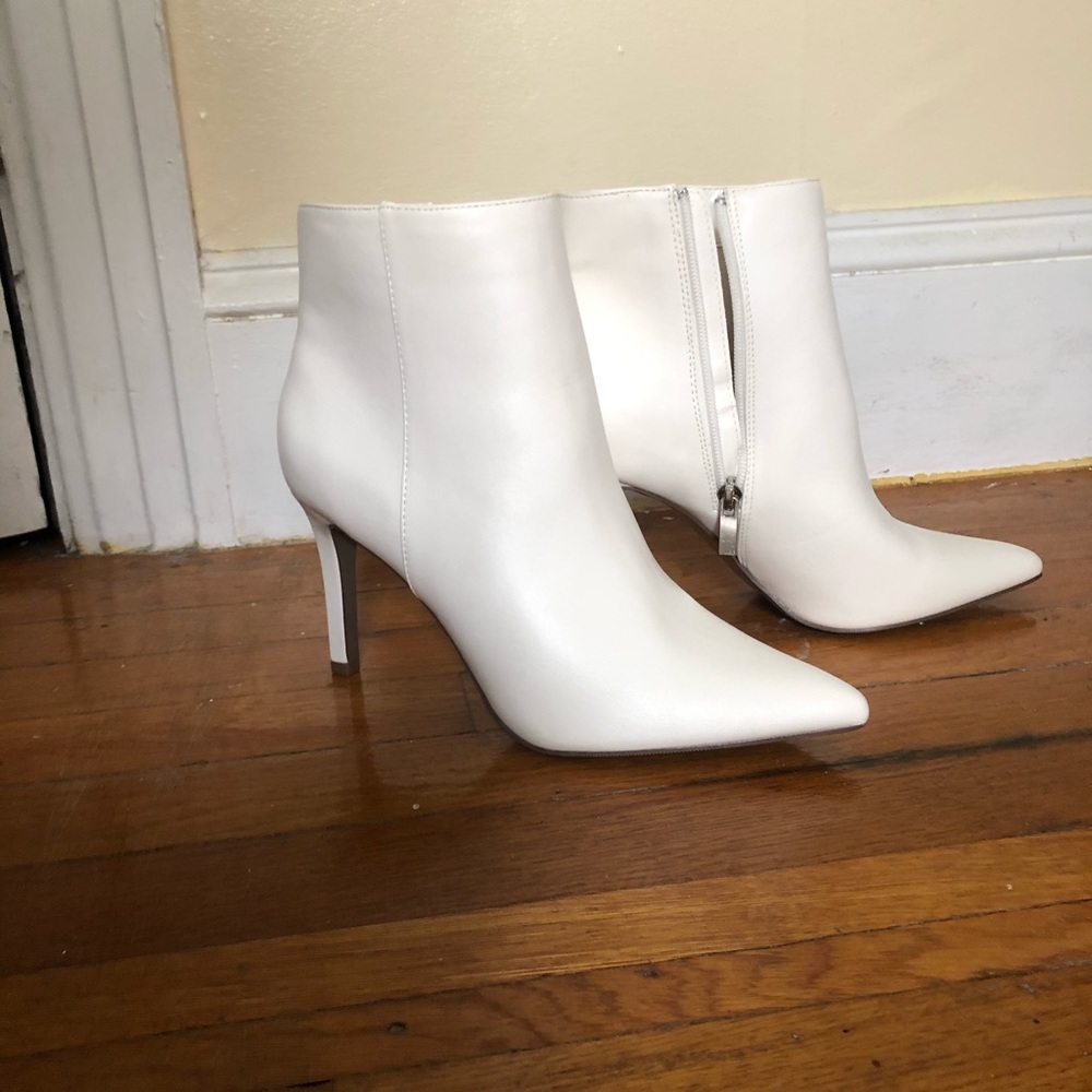 💜White ankle booties